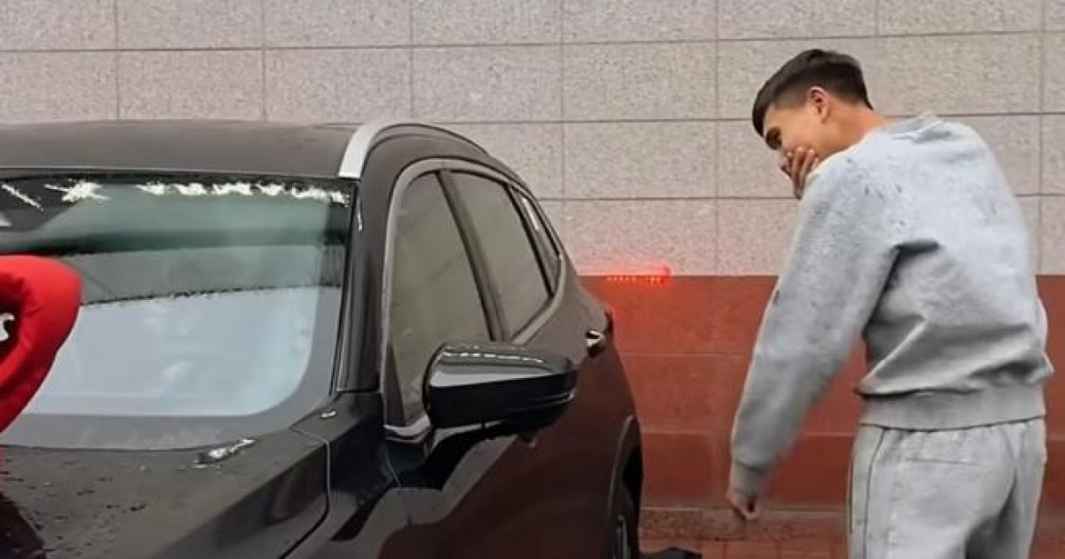 بەلگىلى كاسىپكەر قاقپاشى شەرحان قالمۇرزاعا قىمبات كولىك سىيلادى