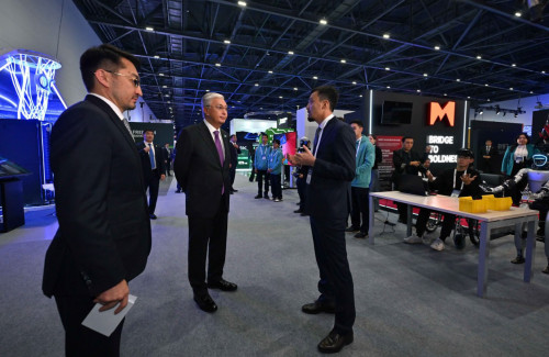 مەملەكەت باسشىسى تسيفرلىق شەشىمدەر كورمەسىنە باردى