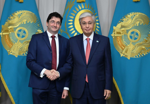 مەملەكەت باسشىسى ستەنفورد ۋنيۆەرسيتەتىنىڭ پروفەسسورىن قابىلدادى