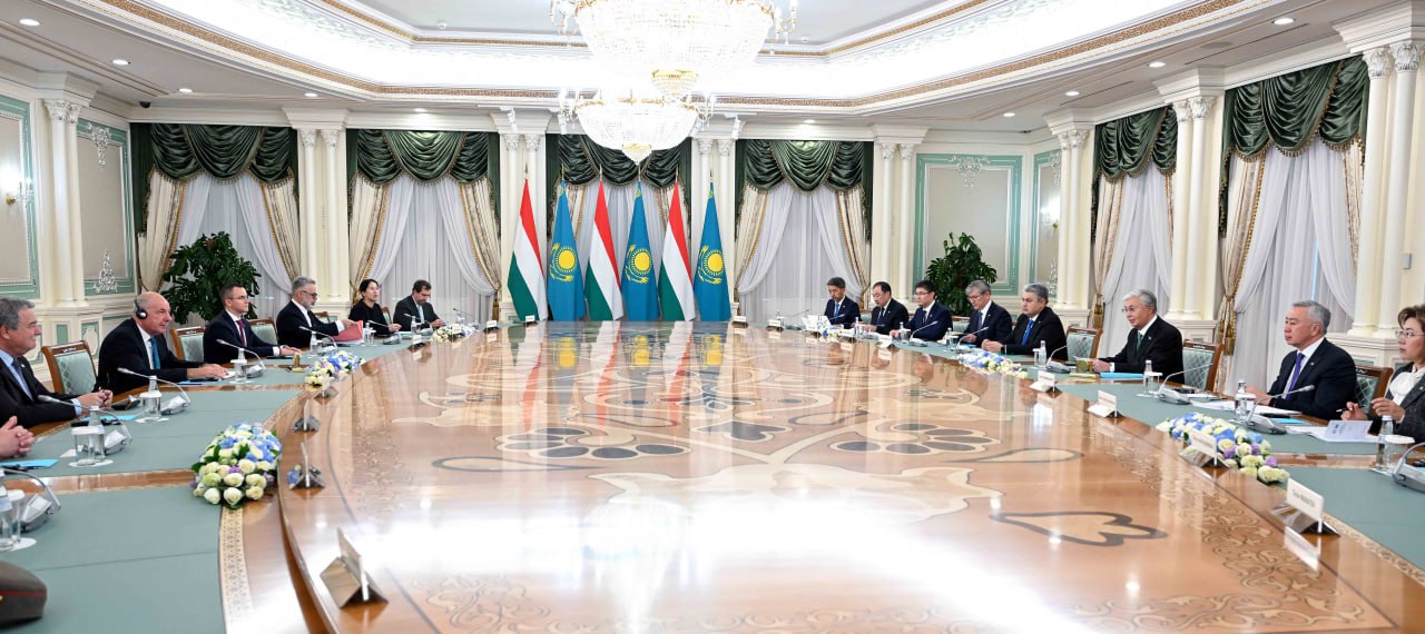 قازاقستان مەن ماجارستان پرەزيدەنتتەرى كەڭەيتىلگەن قۇرامدا كەلىسسوز جۇرگىزدى