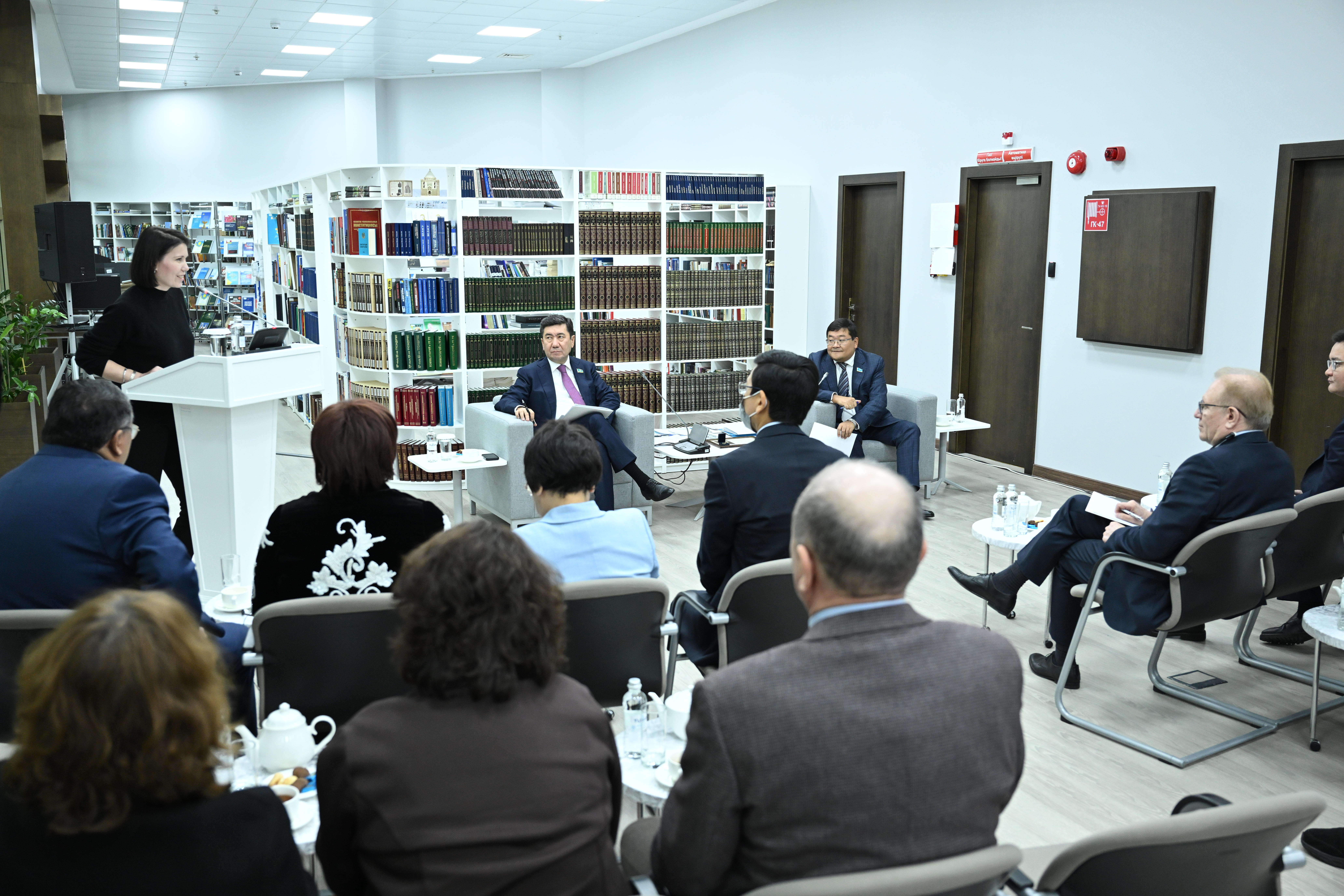 ەرلان قوشانوۆ قوعامدىق پالاتانىڭ وتىرىسىنا قاتىستى