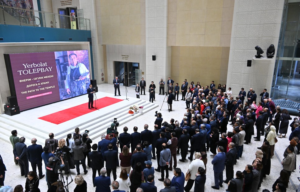 سۋرەتشىنىڭ مەرەيتويلىق كورمەسى اشىلدى