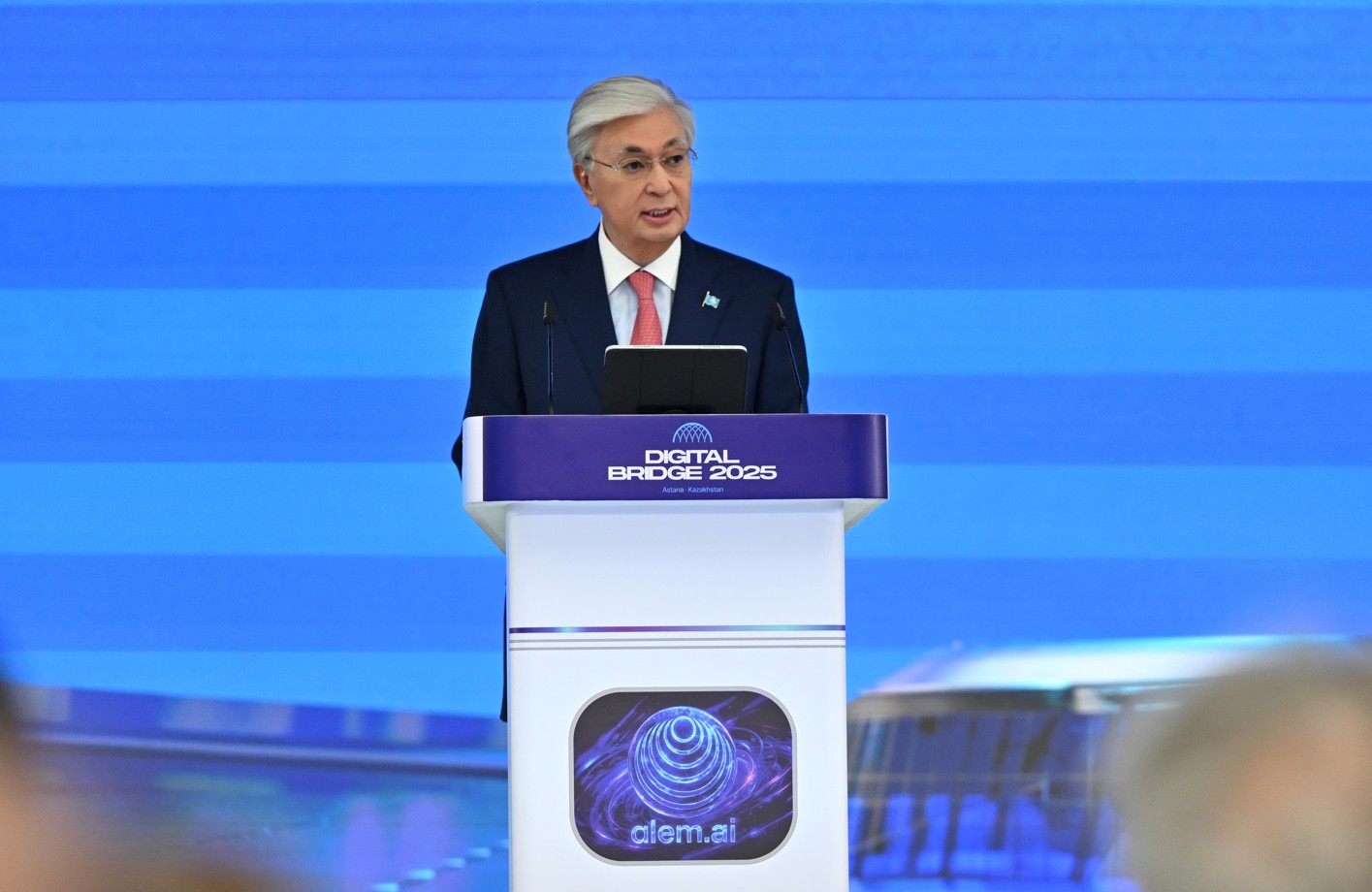 Digital Bridge – 2025: ادامزات دامۋىنىڭ ەندىگى باعدارى جي-گە تىكەلەي بايلانىستى