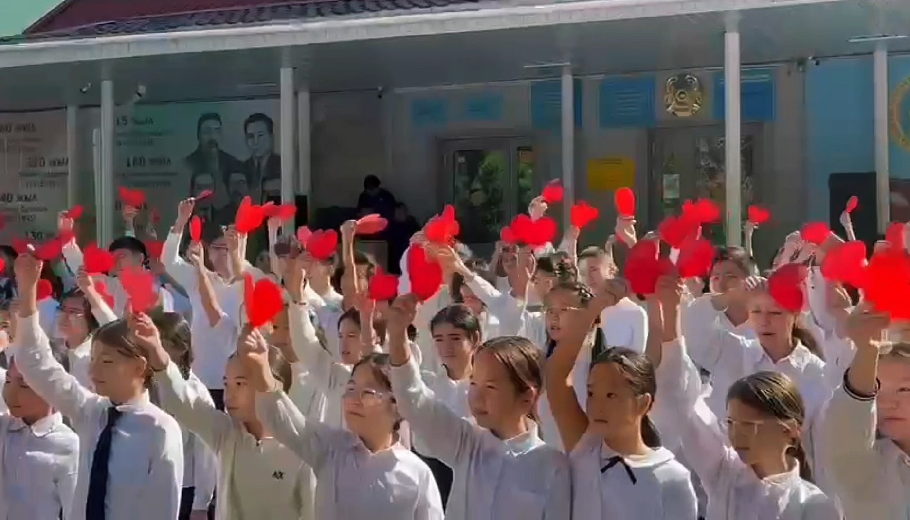 ەكى مىڭ وقۋشى ەل ۇستازدارىنا ارناپ ءان شىرقادى