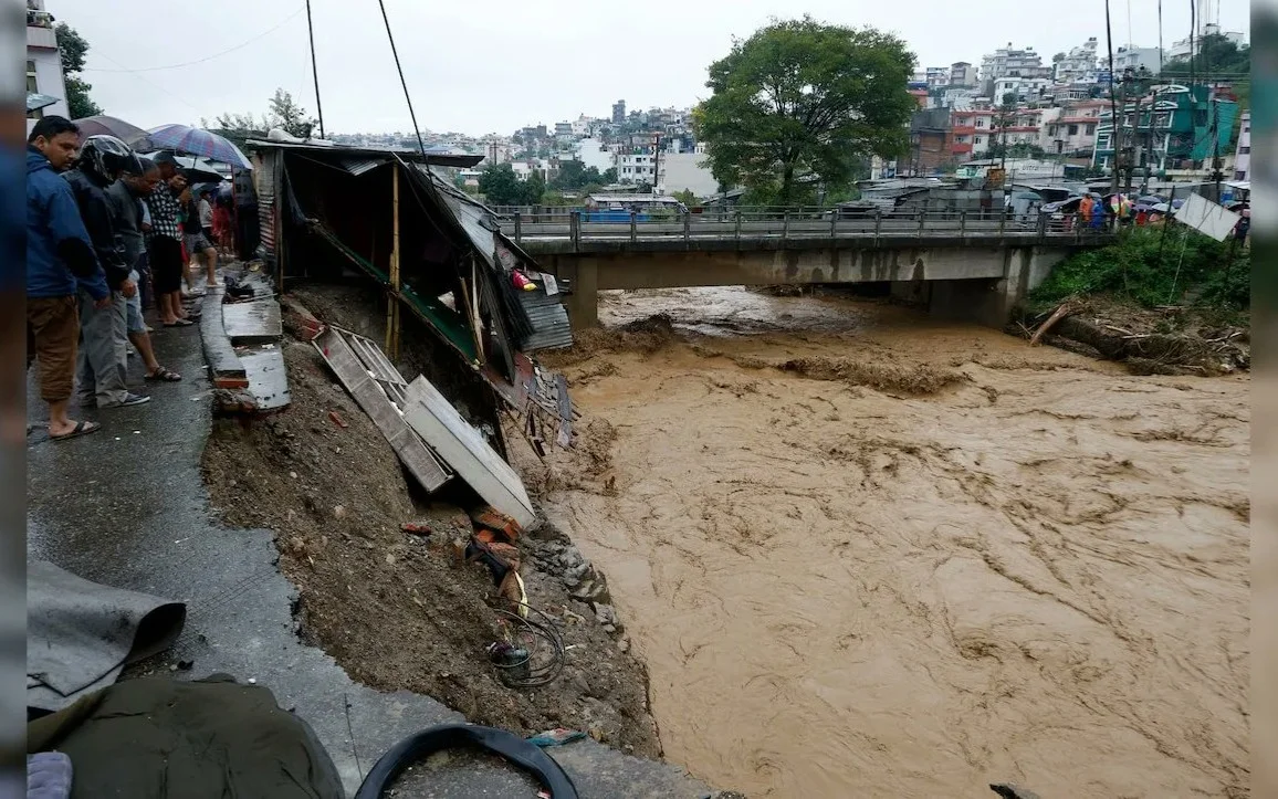 نەپال مەن ءۇندىستاندا تولاسسىز جاۋعان جاڭبىر سالدارىنان ونداعان ادام قازا تاپتى