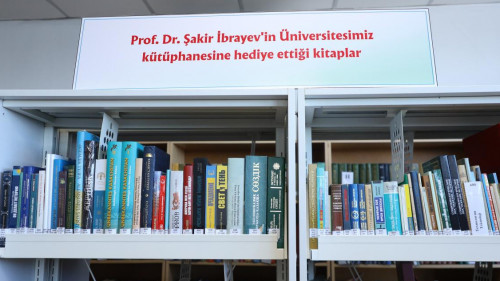 بەلگىلى پروفەسسور 3000 كىتابىن كىتاپحاناعا تاپسىردى