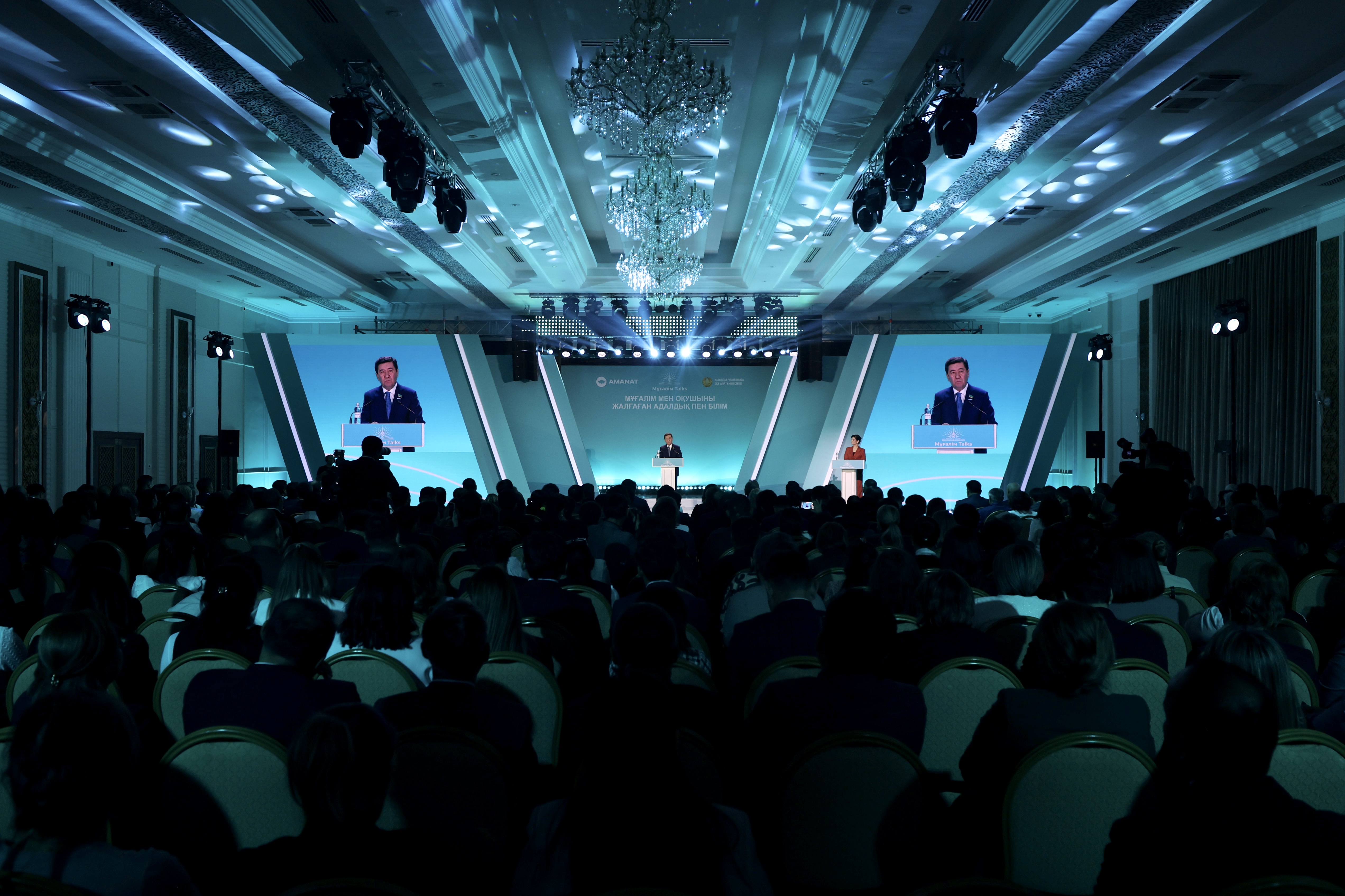 AMANAT ۇزدىك مۇعالىمدەرگە «ۇستاز – ۇلت ايناسى» ماراپاتىن تابىستادى