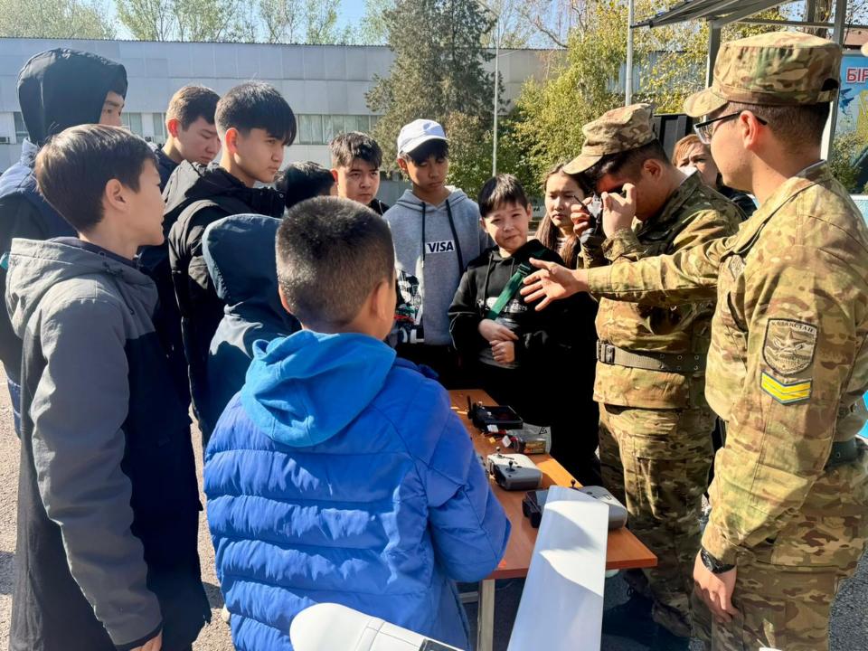 رەسپۋبليكا كۇنى قارساڭىندا جۇزدەن اسا وقۋشى بولاشاق وفيتسەرلەرگە قوناققا باردى