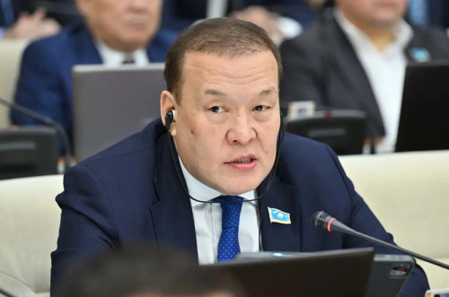 اۆتوبۋس پاركىن جاڭارتۋ ءىسى توقتاپ قالعان - دەپۋتات