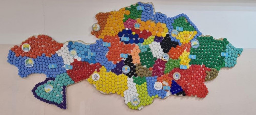 وقۋشىلار 400-گە جۋىق بوتەلكە قاقپاعىنان قازاقستان كارتاسىن جاسادى