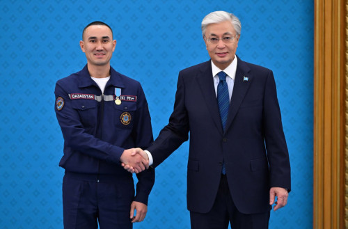 پرەزيدەنت ءبىر توپ قۇتقارۋشىنى مەملەكەتتىك ناگرادالارمەن ماراپاتتادى