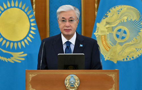 پرەزيدەنت قۇتقارۋشىلاردى كاسىبي مەرەكەسىمەن قۇتتىقتادى