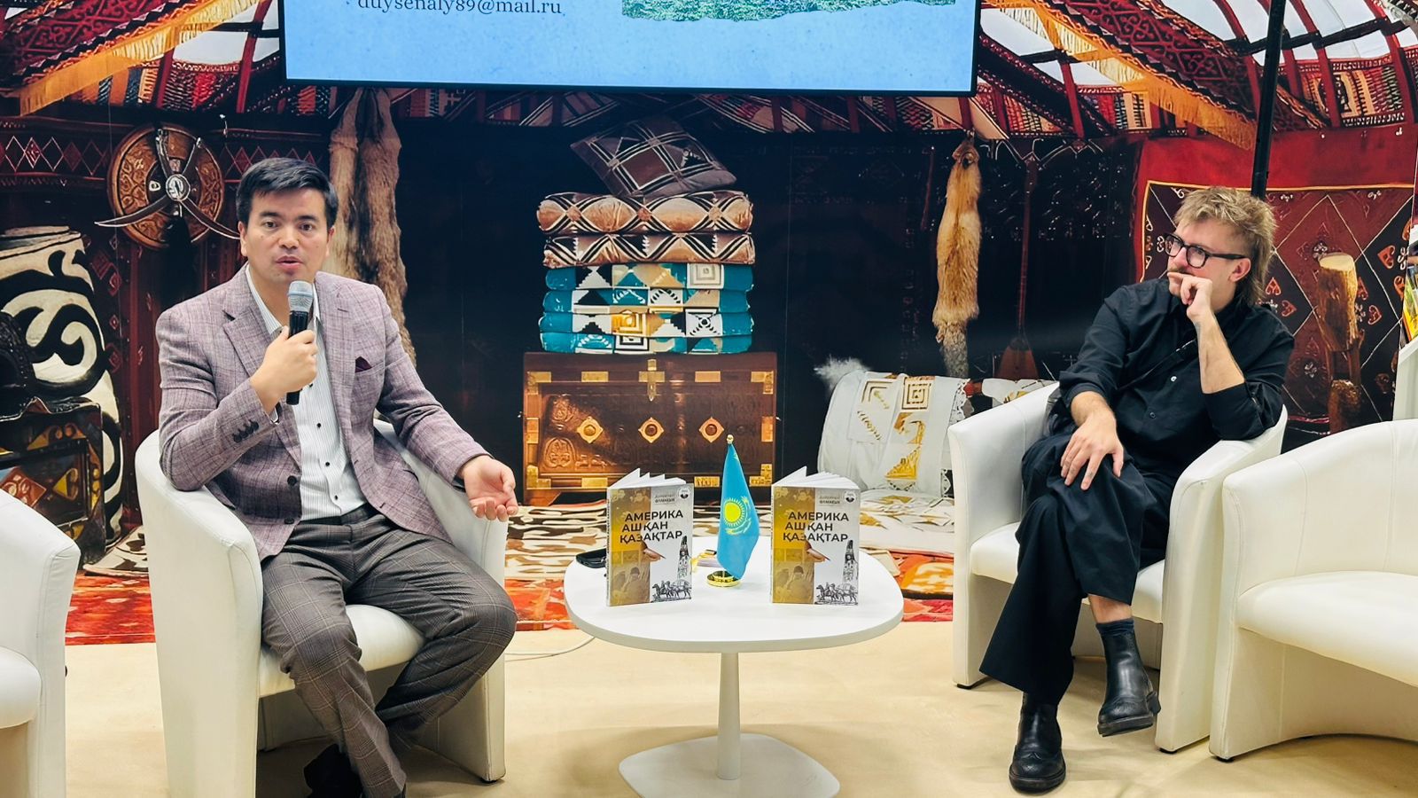 فرانكفۋرتتا "ەگەمەن قازاقستان" ءتىلشىسىنىڭ كىتابى تانىستىرىلدى