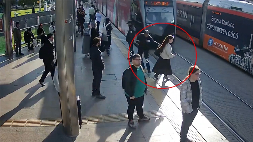 تۇركيادا ايەلدى ترامۆاي قاعىپ كەتە جازداعان