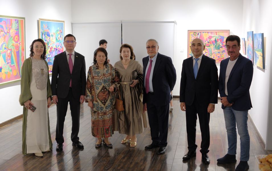 ابۋ-دابي قالاسىندا سۋرەتشى-ديزاينەر بالنۇر اسانوۆانىڭ كورمەسى ءوتىپ جاتىر