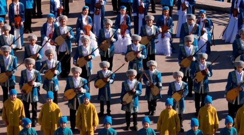 1500-دەن استام وقۋشى «اتامەكەن» ءانىن ورىندادى