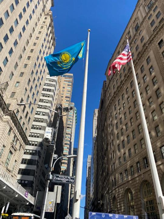 نيۋ-يوركتە رەسپۋبليكا كۇنىنە وراي قازاقستاننىڭ تۋى كوتەرىلدى