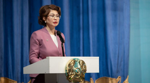 ايدا بالاەۆا كىتاپحاناشىلاردى كاسىبي مەرەكەسىمەن قۇتتىقتادى