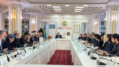 جەتى تىلگە اۋدارىلعان «ۇرپاققا ۇلاعات» كىتابىنىڭ تۇساۋكەسەرى ءوتتى