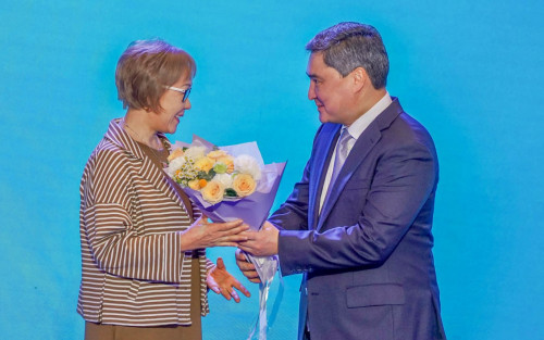 الەۋمەتتىك-ەڭبەك سالاسىنىڭ قىزمەتكەرلەرىنە مەملەكەتتىك ناگرادالار تابىس ەتىلدى