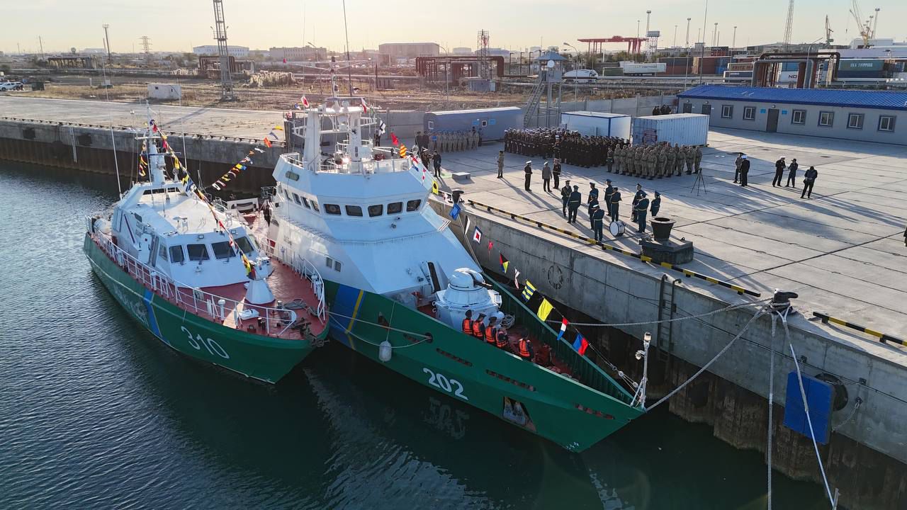 مەرەكە قارساڭىندا كاسپي تەڭىزىنە جاڭا كەمە ءتۇسىرىلدى