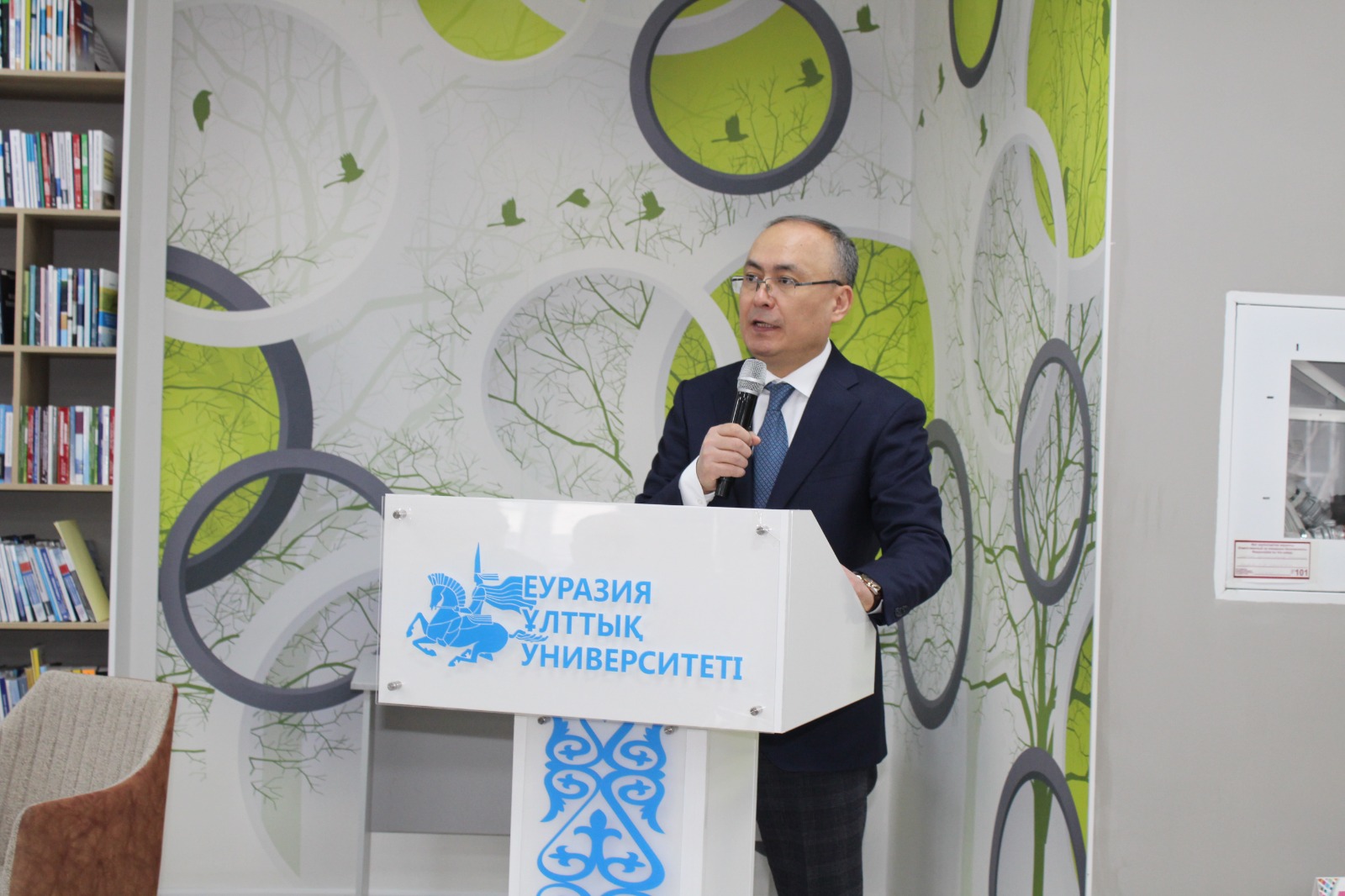 باقىتجان ورازاليەۆ: «زاماناۋي كىتاپحانا وقىرمانعا قولايلى جاعداي جاساۋىمەن ەرەكشەلەنۋى كەرەك»