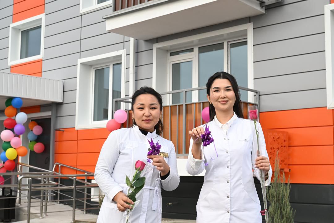 كوكسۋدا دارىگەرلەر مەن مۇعالىمدەرگە ارنالعان جاڭا تۇرعىن ءۇي پايدالانۋعا بەرىلدى