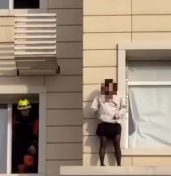 قۇتقارۋشىلار بيىكتەن سەكىرمەك بولعان قىزدى امان الىپ قالدى