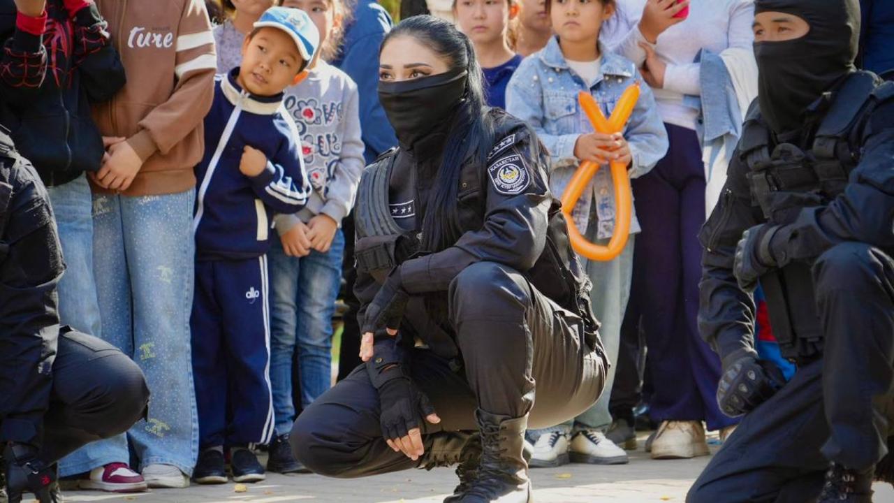 شىمكەنتتە پوليتسيا بالالارعا مۋلتفيلم كورسەتتى