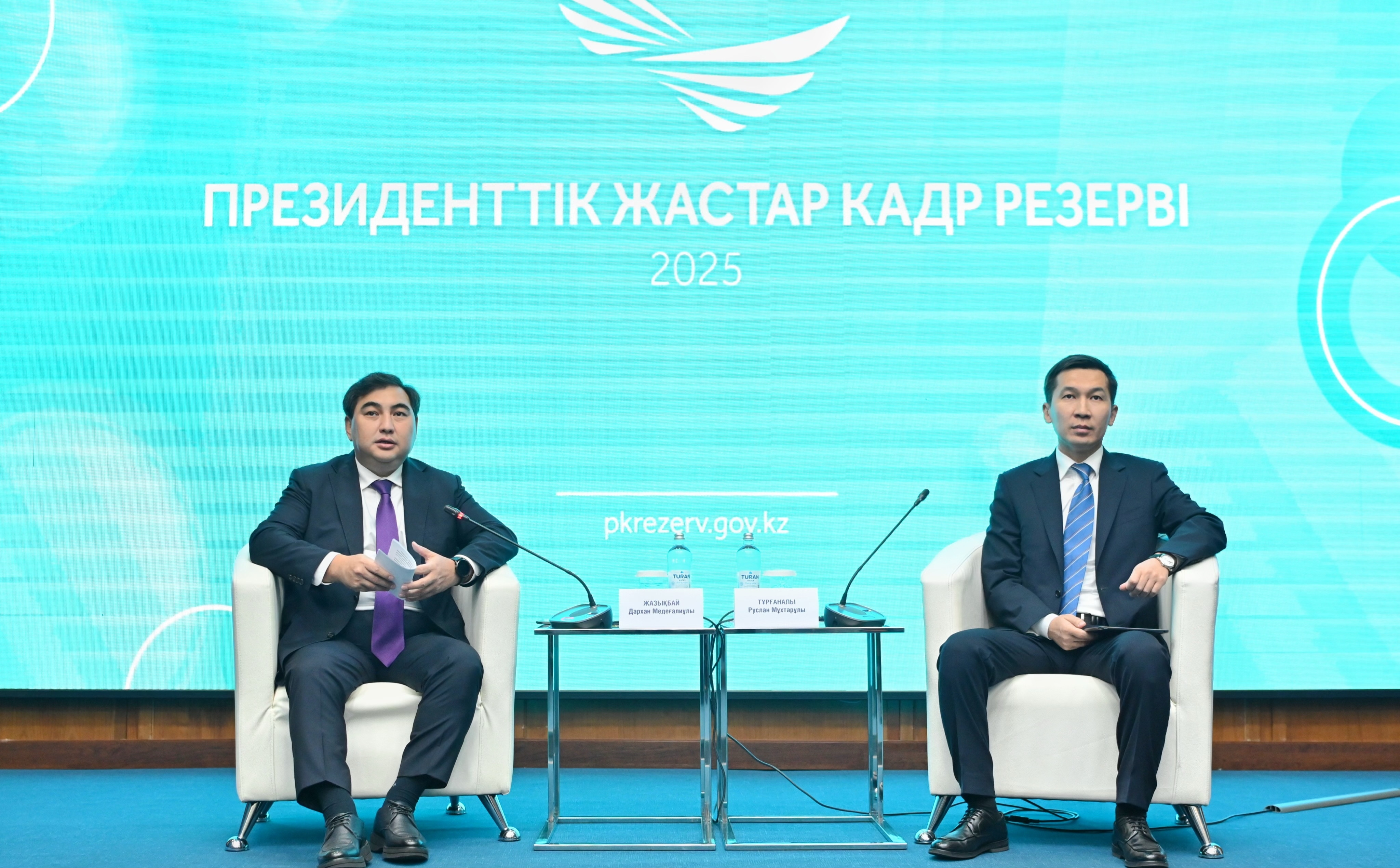 دارحان جازىقباي پرەزيدەنتتىك جاستار كادر رەزەرۆى وكىلدەرىمەن كەزدەستى