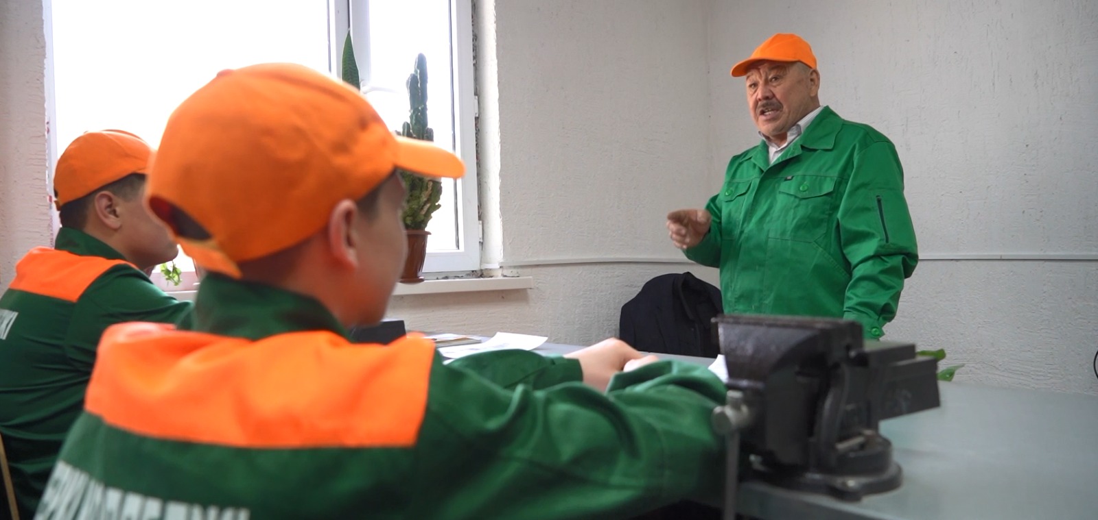 تەمىردەن ءتۇيىن تۇيگەن