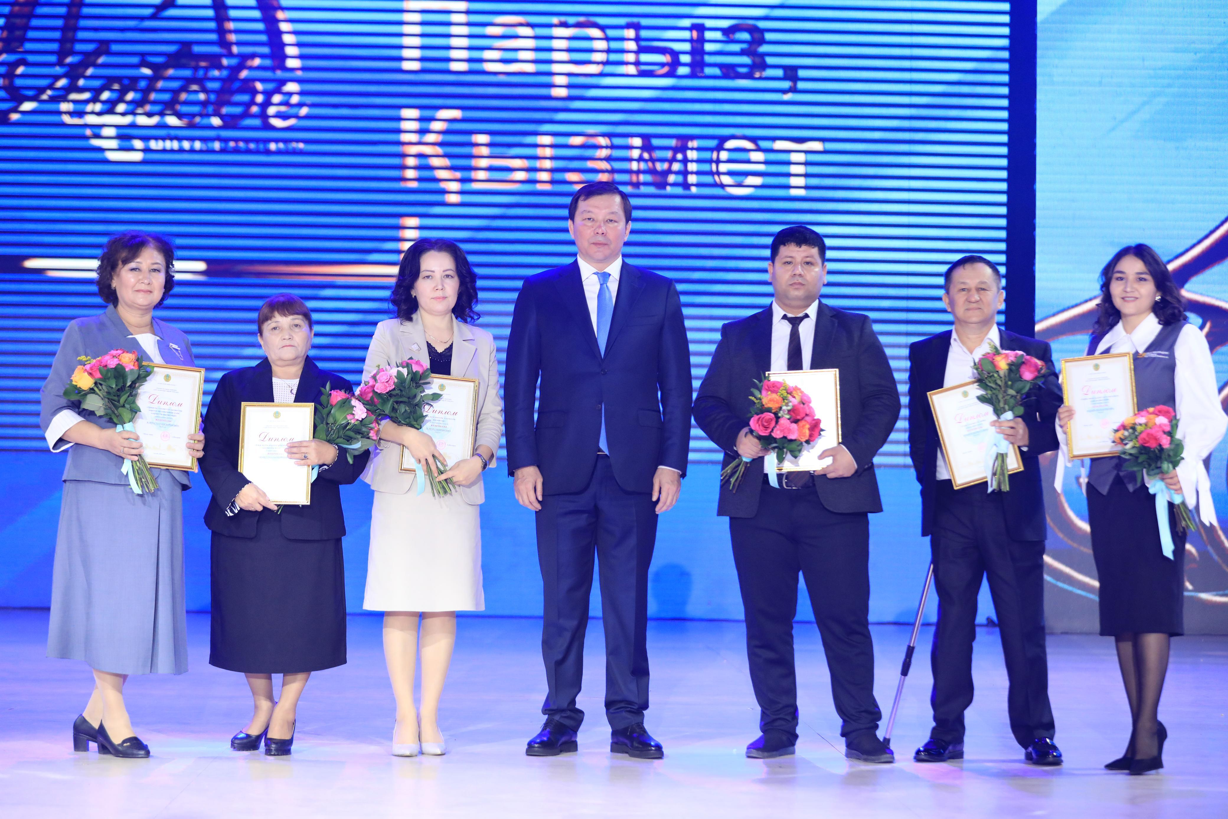 الەۋمەتتىك قىزمەتكەرلەرگە قۇرمەت كورسەتىلدى