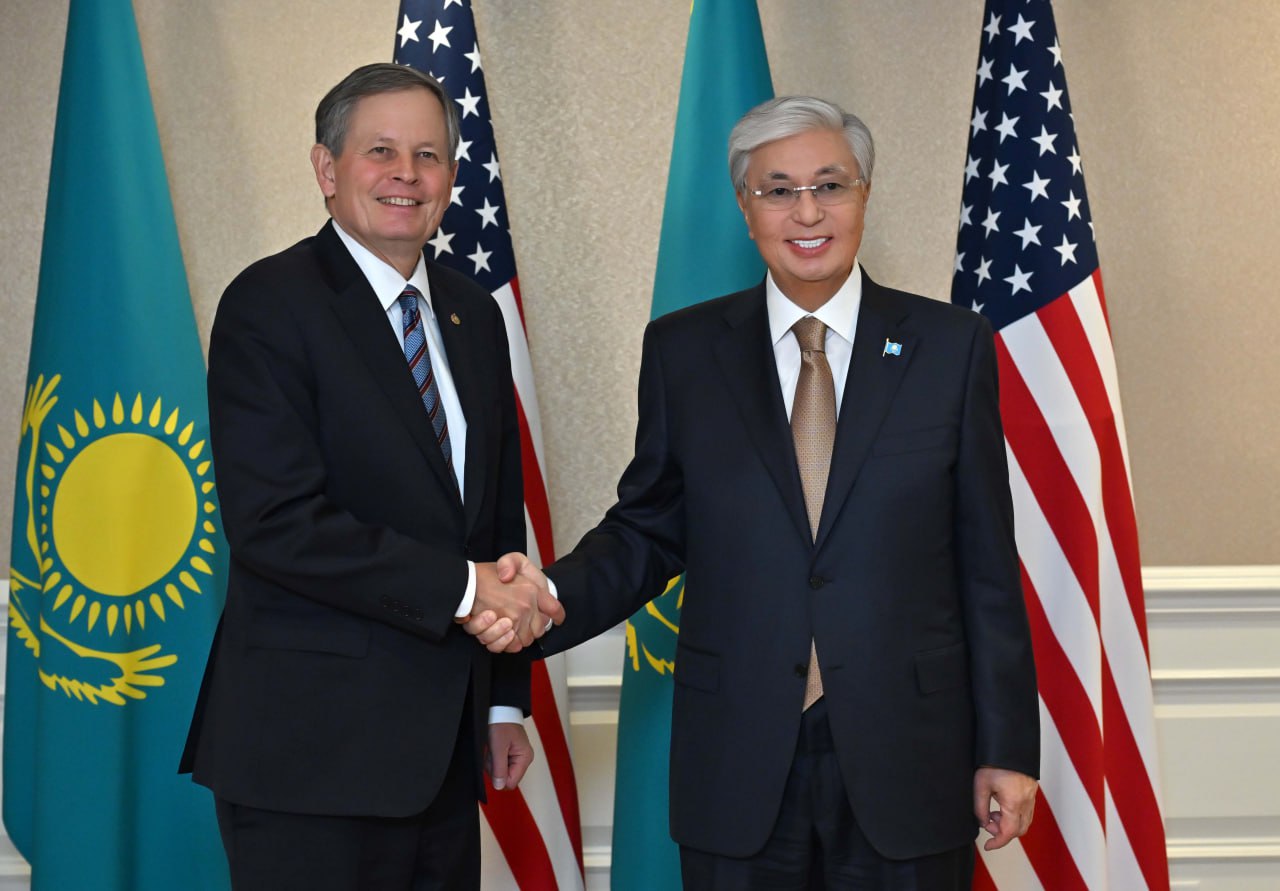 قاسىم-جومارت توقاەۆ امەريكالىق سەناتور ستيۆ دەينستى قابىلدادى