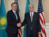 قاسىم-جومارت توقاەۆ امەريكالىق سەناتور ستيۆ دەينستى قابىلدادى