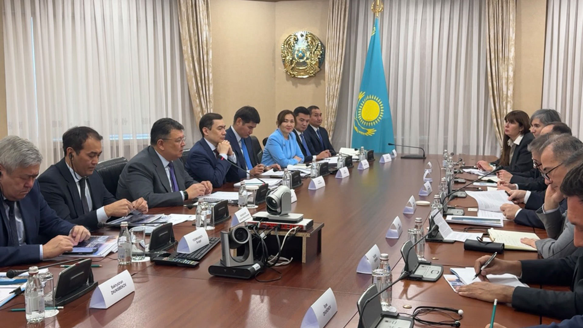 دۇنيەجۇزىلىك بانك وكىلدەرىمەن كەزدەستى