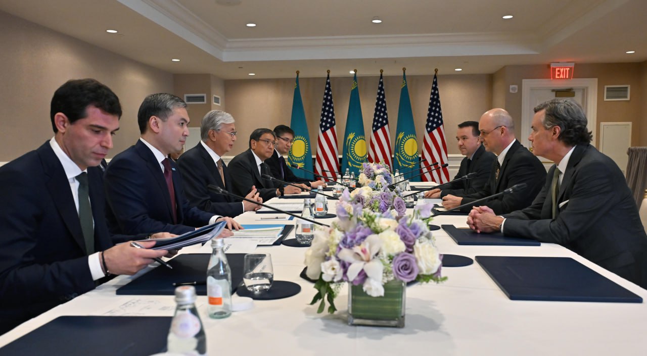 پرەزيدەنت John Deere كومپانياسىنىڭ وكىلى چابو لەيكومەن كەزدەستى