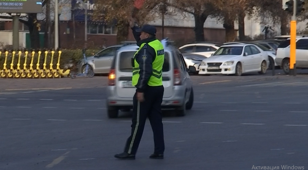 الماتىدا جول قوزعالىسىن رەتتەپ تۇرعان پوليتسەيدى كولىك قاعىپ كەتتى