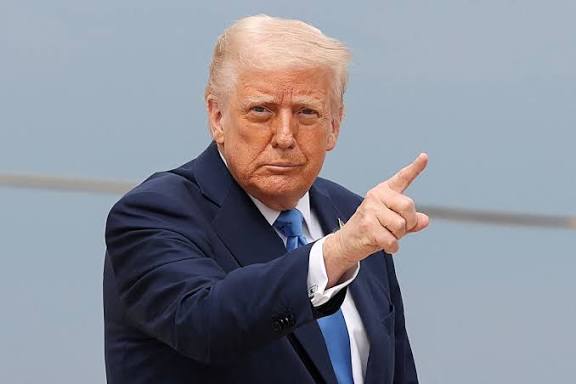 ترامپ ۆەنەسۋەلا ۇستىنەن اۋە كەڭىستىگىن جاباتىنىن جاريالادى