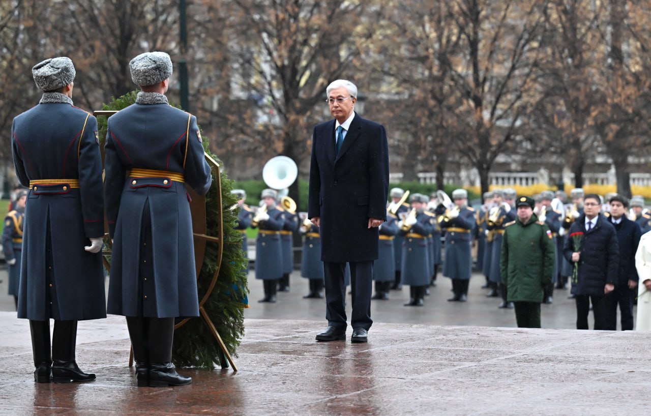 مەملەكەت باسشىسى «بەلگىسىز جاۋىنگەر بەيىتى» ەسكەرتكىش مەموريالىنا گۇل شوعىن قويدى
