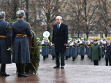 مەملەكەت باسشىسى «بەلگىسىز جاۋىنگەر بەيىتى» ەسكەرتكىش مەموريالىنا گۇل شوعىن قويدى