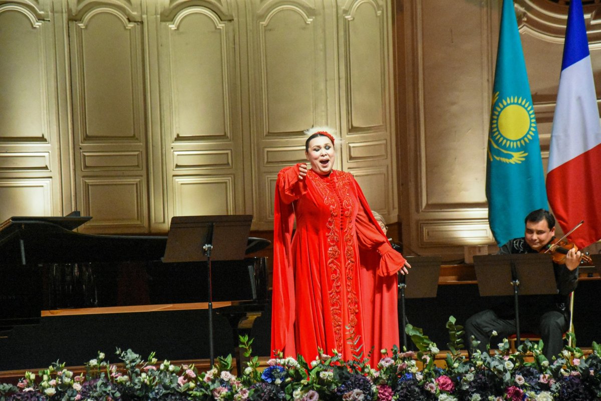 پاريجدە قازاق اندەرى قالىقتادى