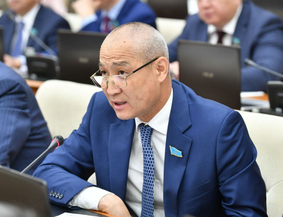 «مەكتەپتەرگە بارىپ زاڭسىز پروپاگاندا جۇرگىزەدى». دەپۋتات لگبت-عا تىيىم سالۋدى ۇسىندى