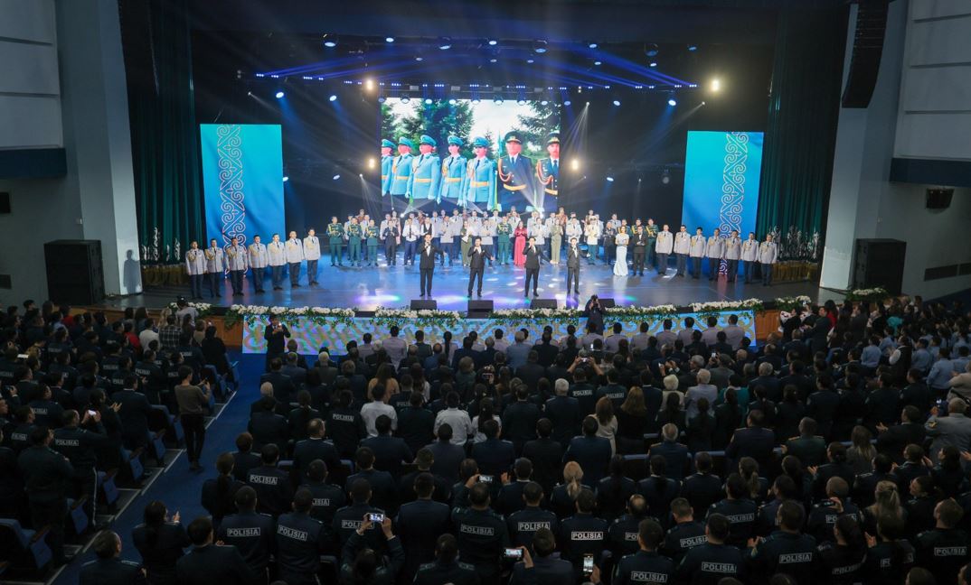 قازىرگى زامان قاھارمانى كىم؟