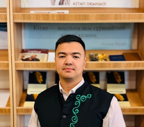 ماشەكەڭ مۇراسىن قادىرلەگەن مۇعالىم