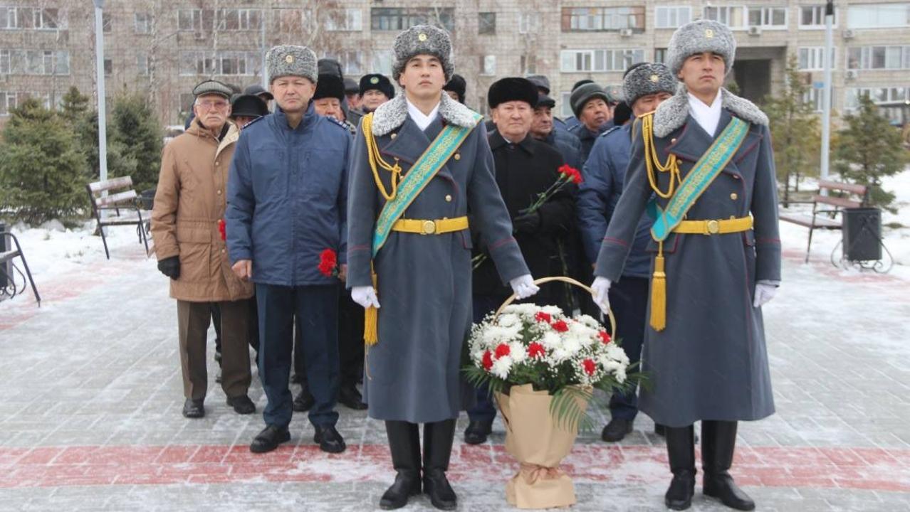 پاۆلوداردا پوليتسەيلەر حالىق قاھارمانى عازيز بايتاسوۆتى ەسكە الدى