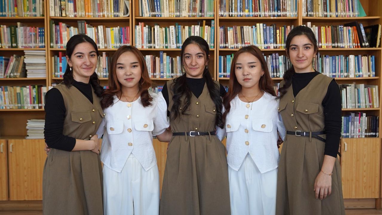 شەتەلدىك ۇشەم مەن ەگىز قىزدار قازاق ءتىلىن ۇيرەنىپ ءجۇر