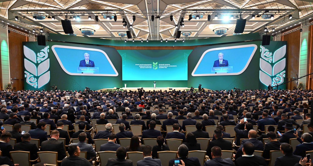 پرەزيدەنت اۋىل شارۋاشىلىعى ەڭبەككەرلەرىنىڭ ەكىنشى فورۋمىنا قاتىسىپ وتىر