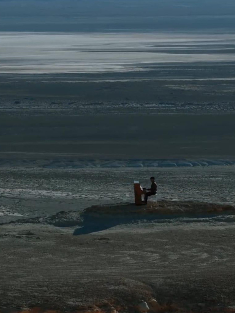 ونەرپاز بوزجىرا شاتقالىندا «Interstellar» ءفيلمىنىڭ كومپوزيتسياسىن ورىندادى