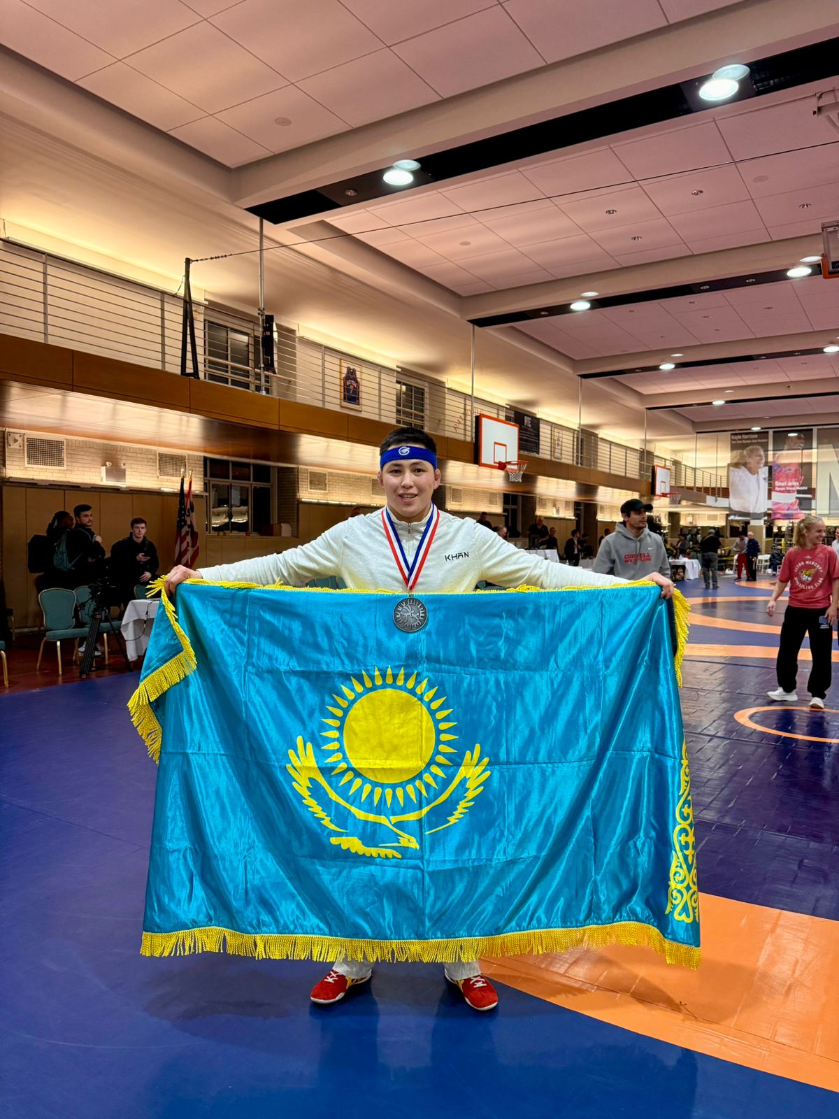 كۇمىس مەدال يەلەندى