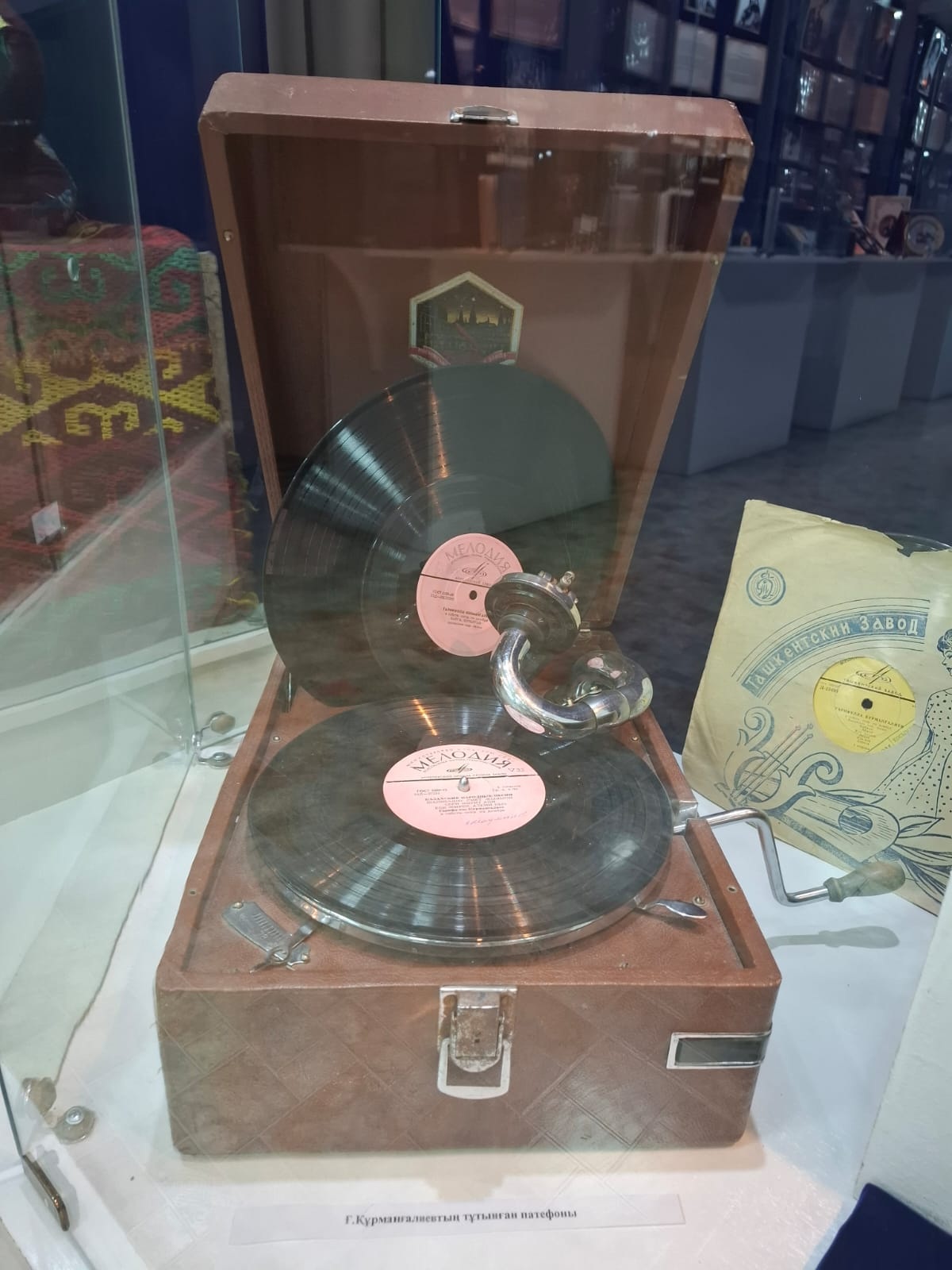 ايگىلى ءانشىنىڭ پاتەفونى